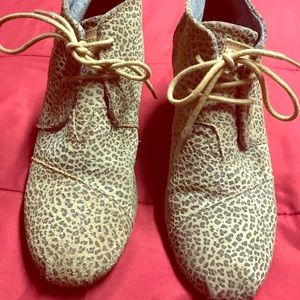 Toms Cheetah print wedge booties